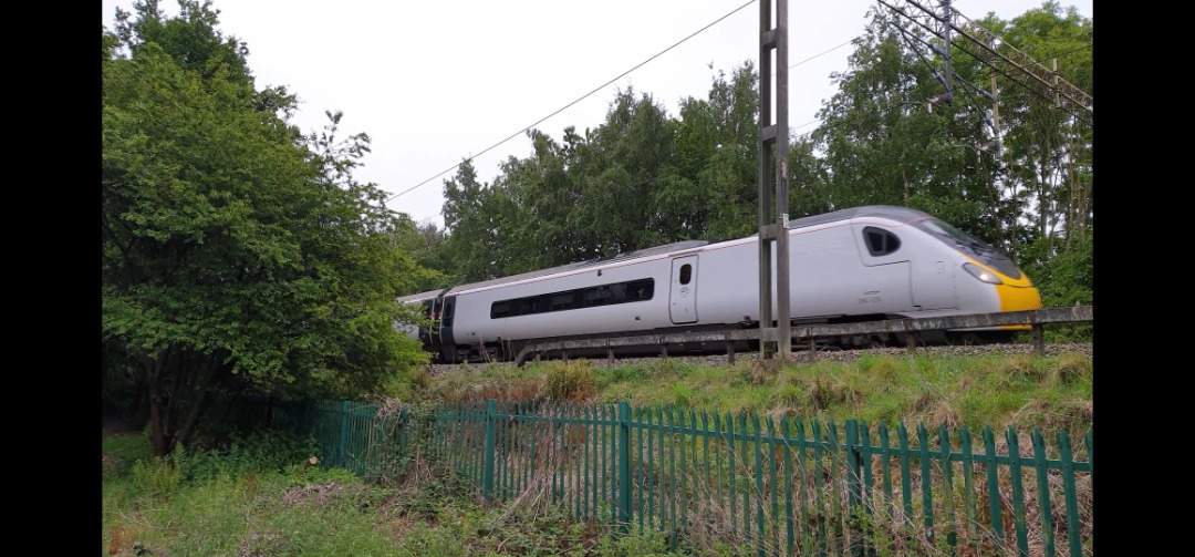 Tom Lonsdale on Train Siding: UID #AvantiWestCoast #Class390 in Bramhall. #trainspotting #train #emu #electric #lineside #photo