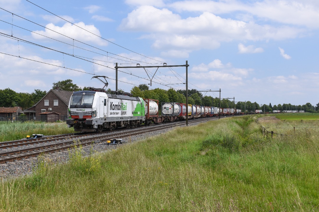 NL Rail on Train Siding: KRE 193 128 komt met tankcontainers en containers langs de Wachtpostweg in Hegelsom onderweg richting Eindhoven.