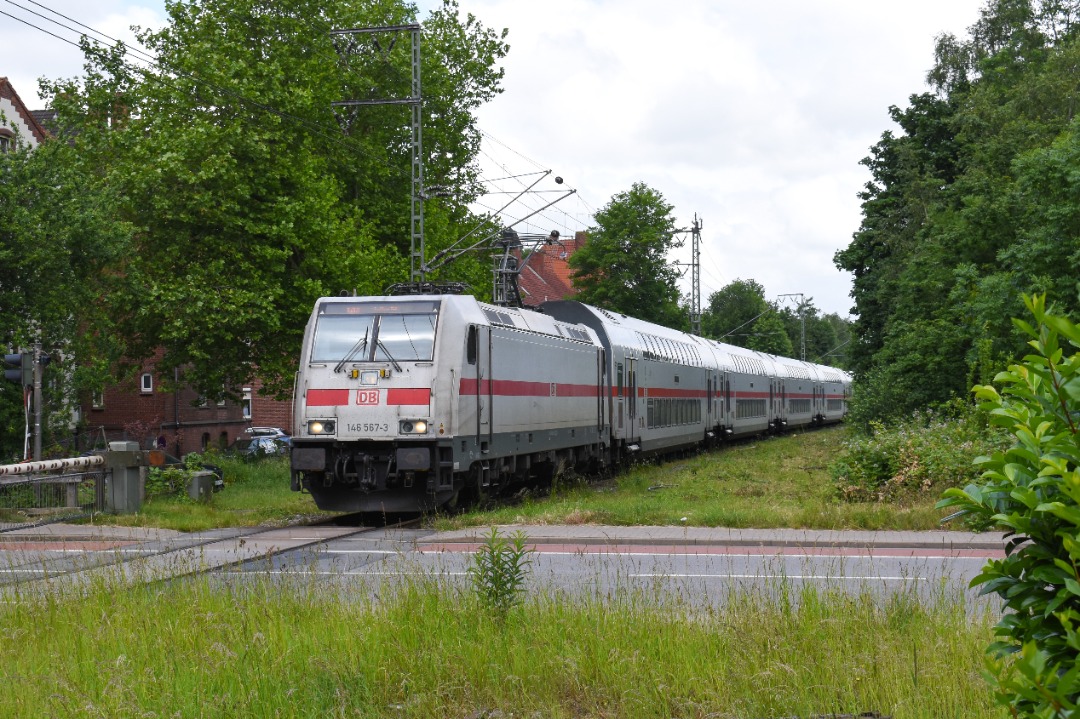 NL Rail on Train Siding: DB loc 146 567 komt met IC-2 Twindexx stam 2867 langs de Nesserlander Str. gereden in Emden als IC 2431 naar Cottbus Hbf en RE 56 naar
Bremen...