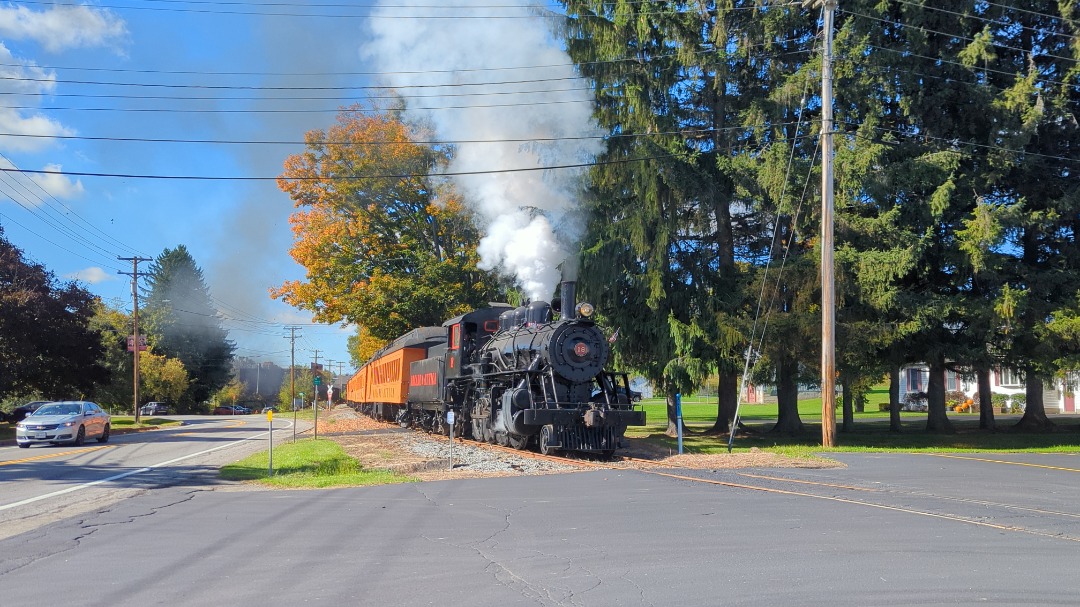 CaptnRetro on Train Siding: Passing in front of the local Fire Department, Arcade & Attica sounds off for the series of paved crossings ahead. #18 is an
Alco 2-8-O...