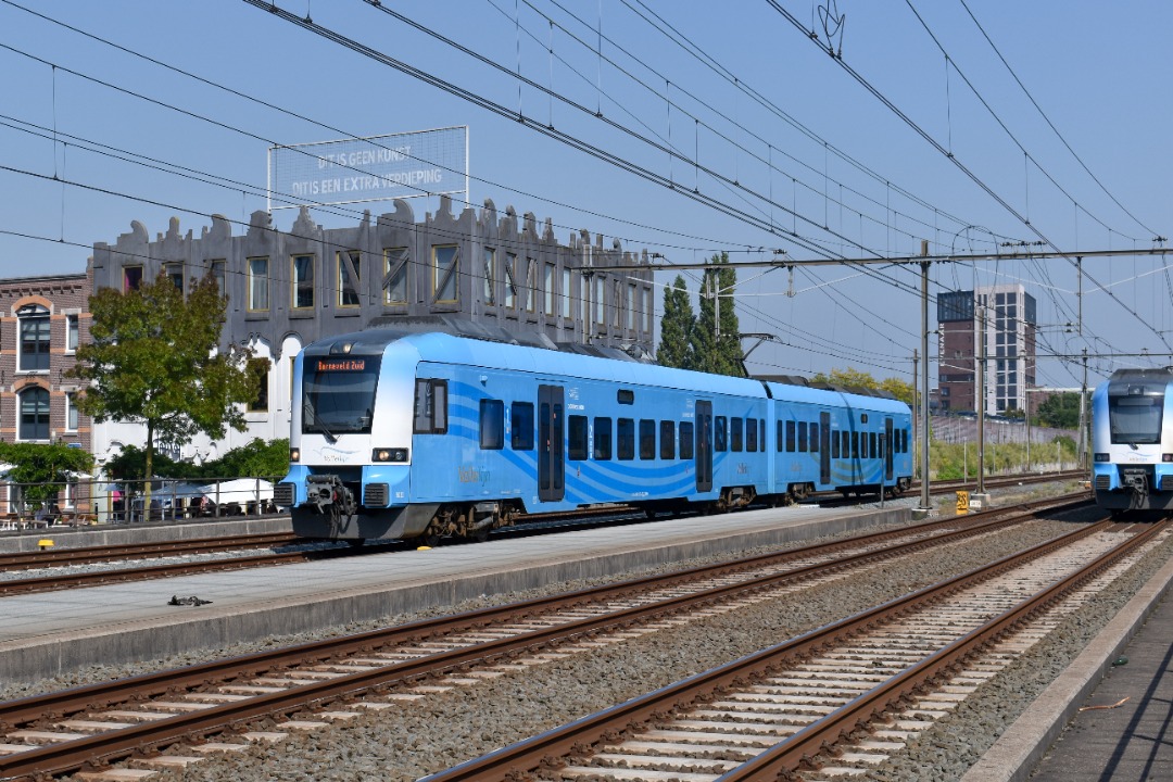 NL Rail on Train Siding: CXX Protos 5032 rijdt langs de Koppelpoort in Amersfoort als RS 34 uit Barneveld Zuid naar Amersfoort Centraal.