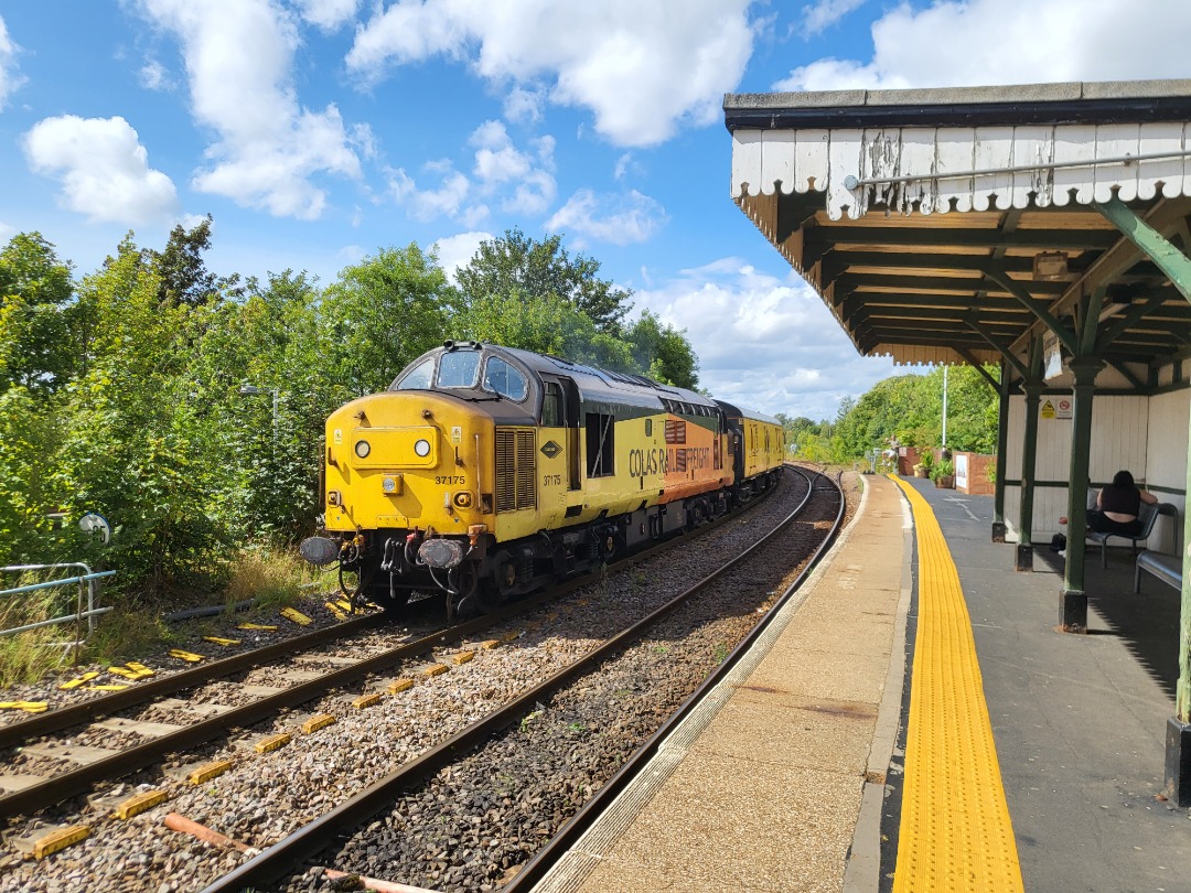 Ryan Watson on Train Siding: Tractor beasts 37099 t/t 37175 through Gainsborough Lea Road on 1Q86 March Down RS - Derby RTC. I do 💙 37s!