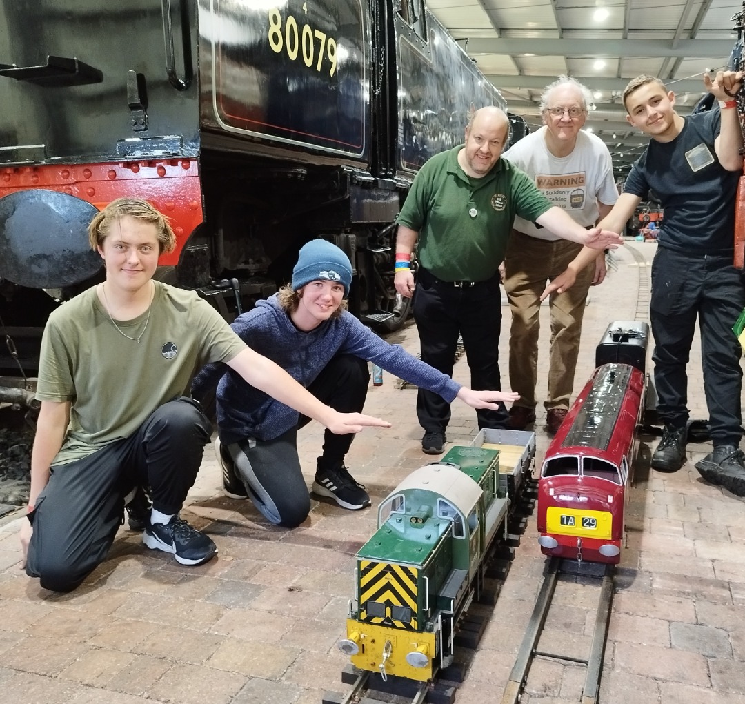 James Jenkins on Train Siding: Some pictures from a very enjoyable 5 days running the 5" gauge portable railway and my Warship at the seven valley diesel
gala. We even...