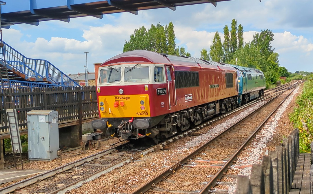 kieran harrod on Train Siding: D1015 Western champion and 69009 Western Consort making there way to Keighley for the diesel gala from Leicester LIP this
afternoon...