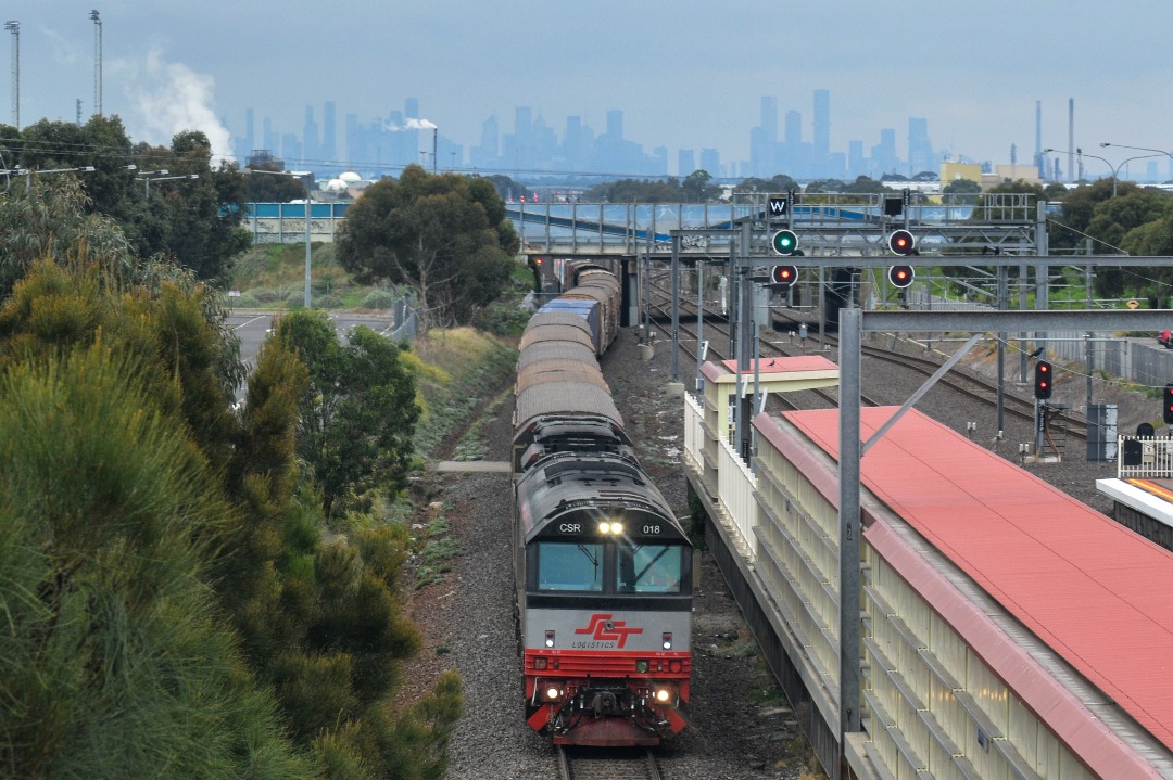 Shawn Stutsel on Train Siding: Cloudy grey skies, greeted 4BM9, Intermodal Service seen arriving Laverton, Melbourne behind CSR018 and SCT013, before reversing
back...