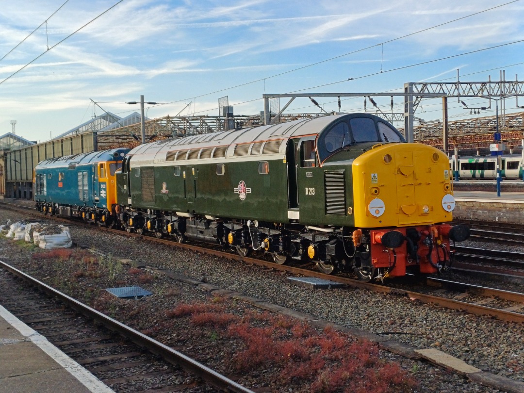 James Taylor on Train Siding: Class 40 013 and 50 050 Fearless at Crewe Station on the preston to Crewe H.S go to Channel for more at James's train's
4472...