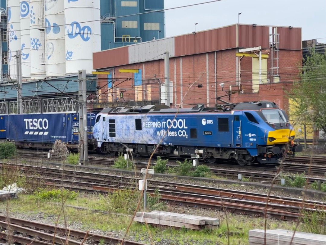 Jonathan Higginson on Train Siding: 88010 "Aurora" makes the job look easy as it hurries through Warrington Bank Quay with 4S43 Daventry-Mossend Tesco
Boxes.