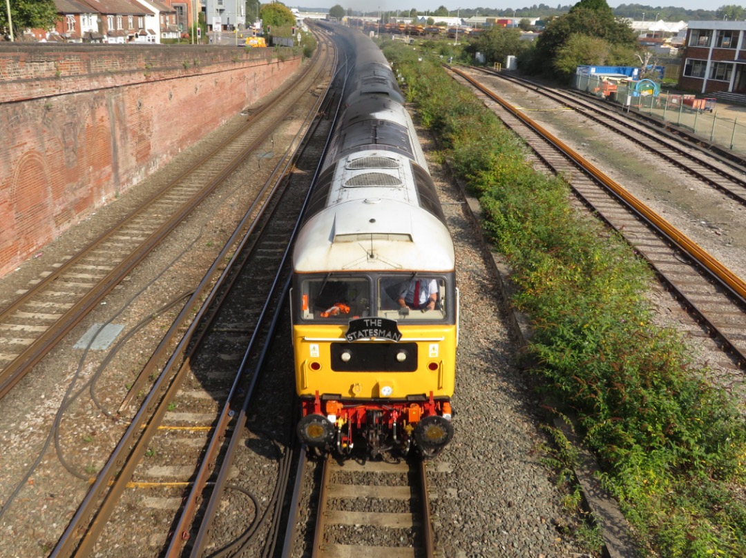 Andrew Brown on Train Siding: Locomotive Services Limited’s 47593 “Galloway Princess” leads 47805 (D1935) “Roger Hosking
1925-2013” through Eastleigh on...