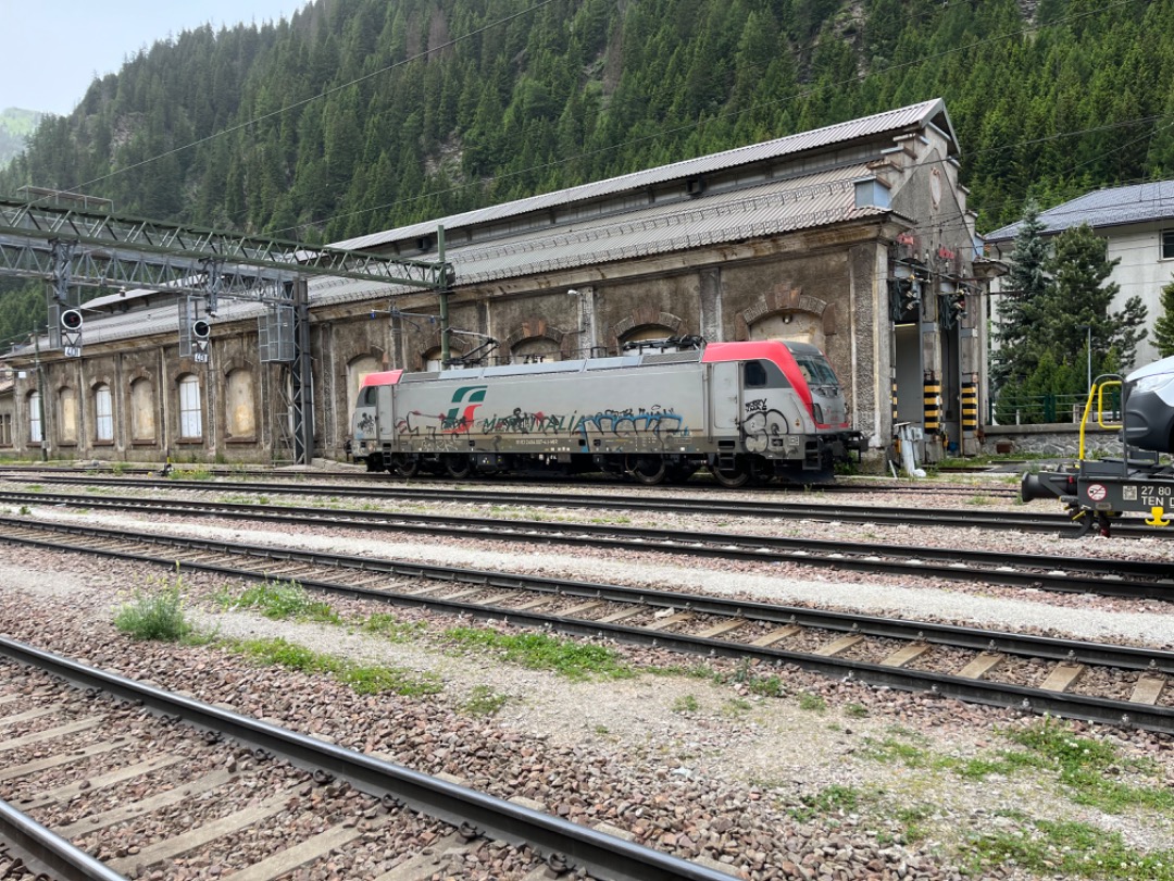 Joran on Train Siding: Een bestelbustrein genomen in Brennero - Brenner. De locomotief daarvan ging loskoppelen. Daarna kwam er een andere locomotief ( met
graffiti )...