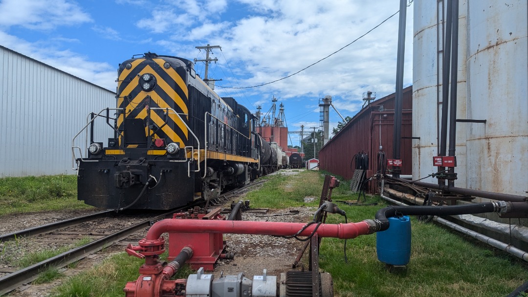 CaptnRetro on Train Siding: A shot of Arcade & Attica #114 up to the mill at the end of the line. The equipment in the foreground is used to drain tankers
of molasses...