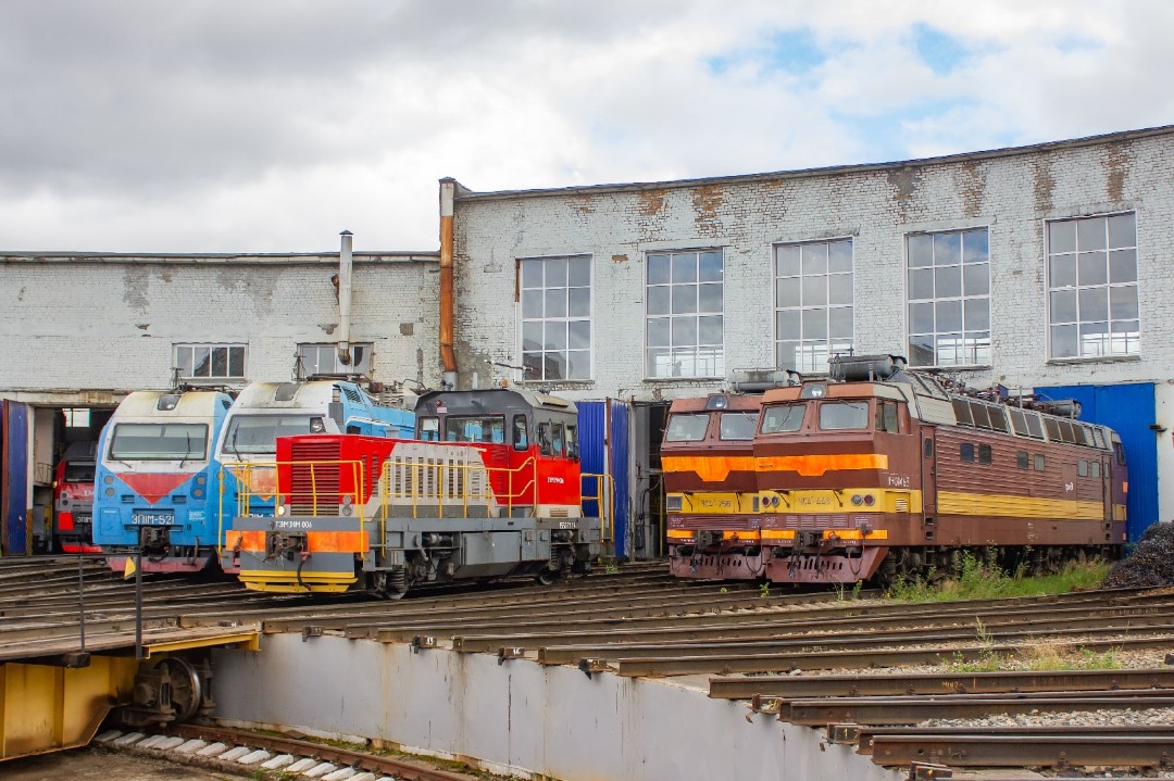 CHS200-011 on Train Siding: Electric locomotives ChS4T-446, ChS4T-256, EP1M-521, EP1M-386 and shunting diesel locomotive TEM31M-006 at the Kirov locomotive
depot