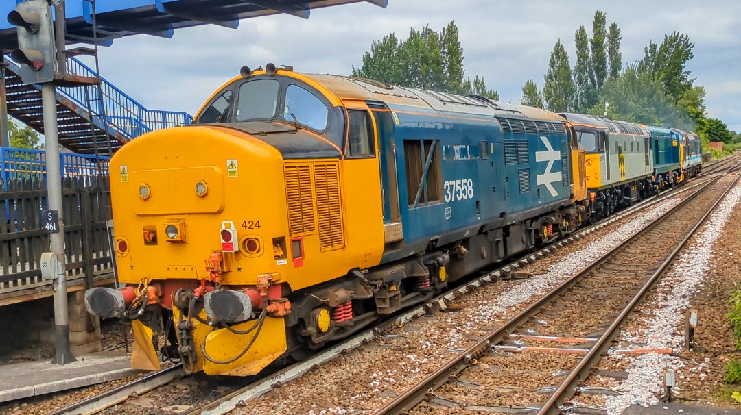 kieran harrod on Train Siding: Nice heritage convoy consisting of 37425 + 20066 + 26007 + 37424 moving from Barrowhill roundhouse to Leeds Balm road TMD for
wheel...