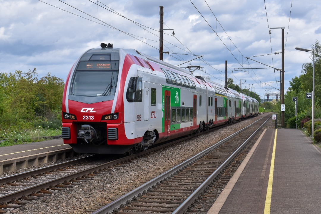 NL Rail on Train Siding: CFL Kiss 2313 en 2310 komen door station Berchem gereden als RE 6962 naar Bettembourg en Rodange.