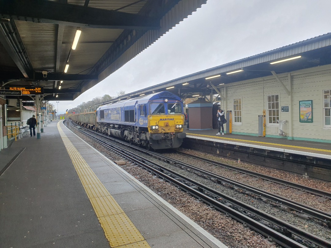 Murray Jones on Train Siding: A few photos from Three Bridges and Redhill on 27 November 2023, including a (slightly blurry) shot of 66142 running a freight
service.