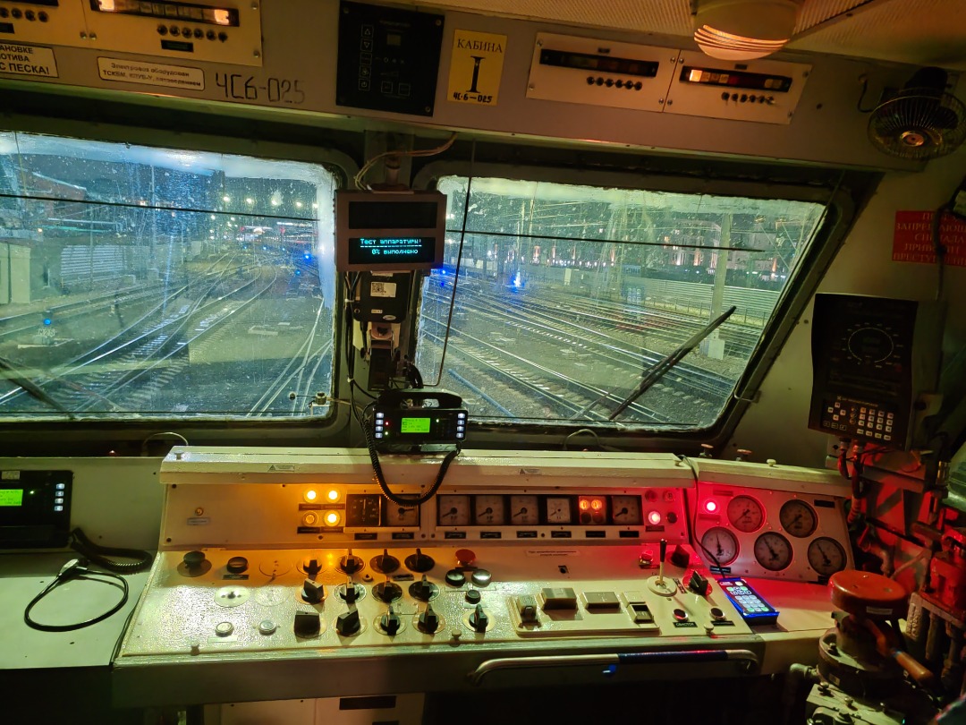 CHS200-011 on Train Siding: We perform maneuvers around the depot on the electric locomotive ChS6-025. Depot St. Petersburg passenger Moscow