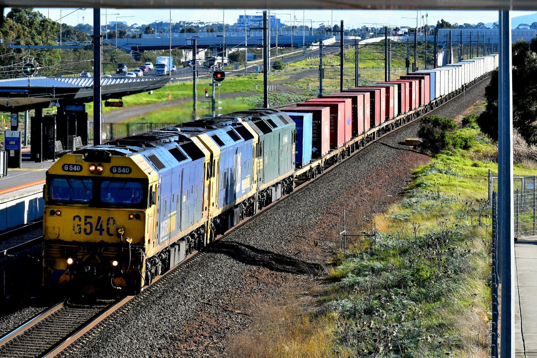 Shawn Stutsel on Train Siding: Pacific National's G540, BL26, and G520 trundles through Williams Landing, Melbourne with 7902v, Container Service ex
Mildura...