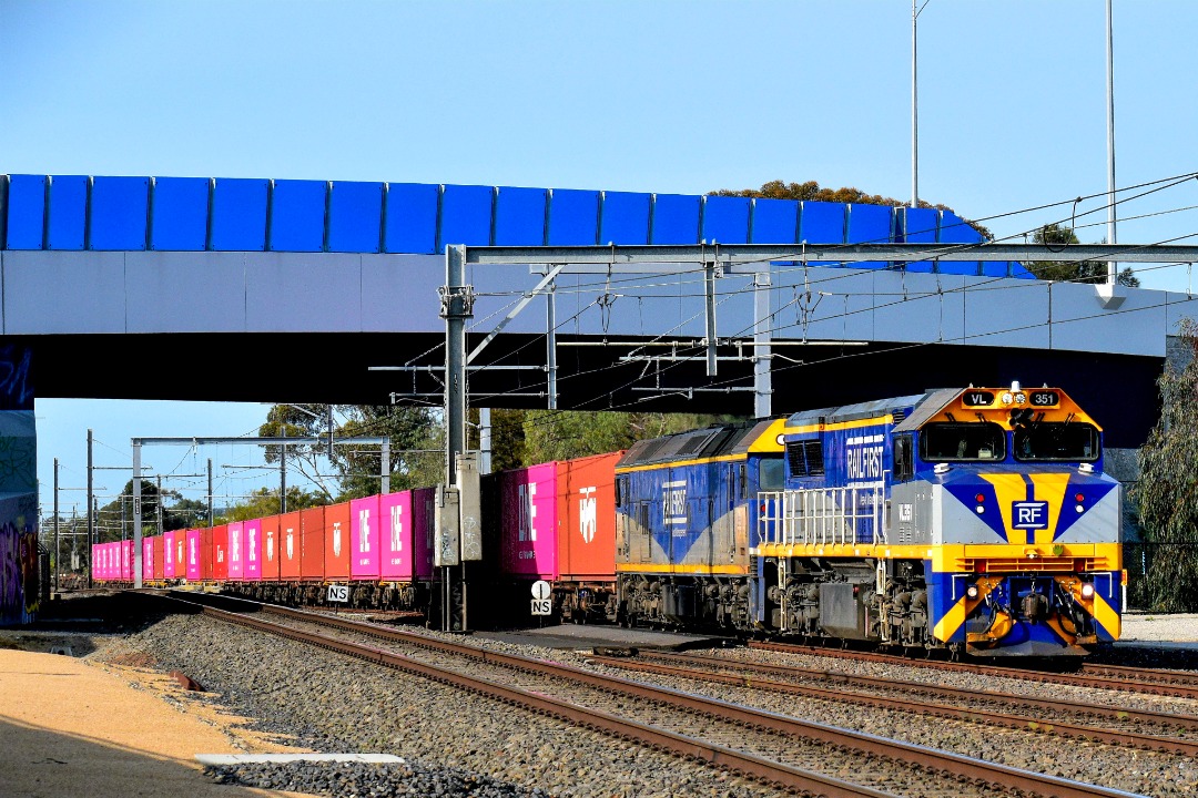 Shawn Stutsel on Train Siding: Railfirst's VL351 and G512 rolls through Werribee, Melbourne with Qube's 9173, Container Service bound for Ultima,
Victoria...