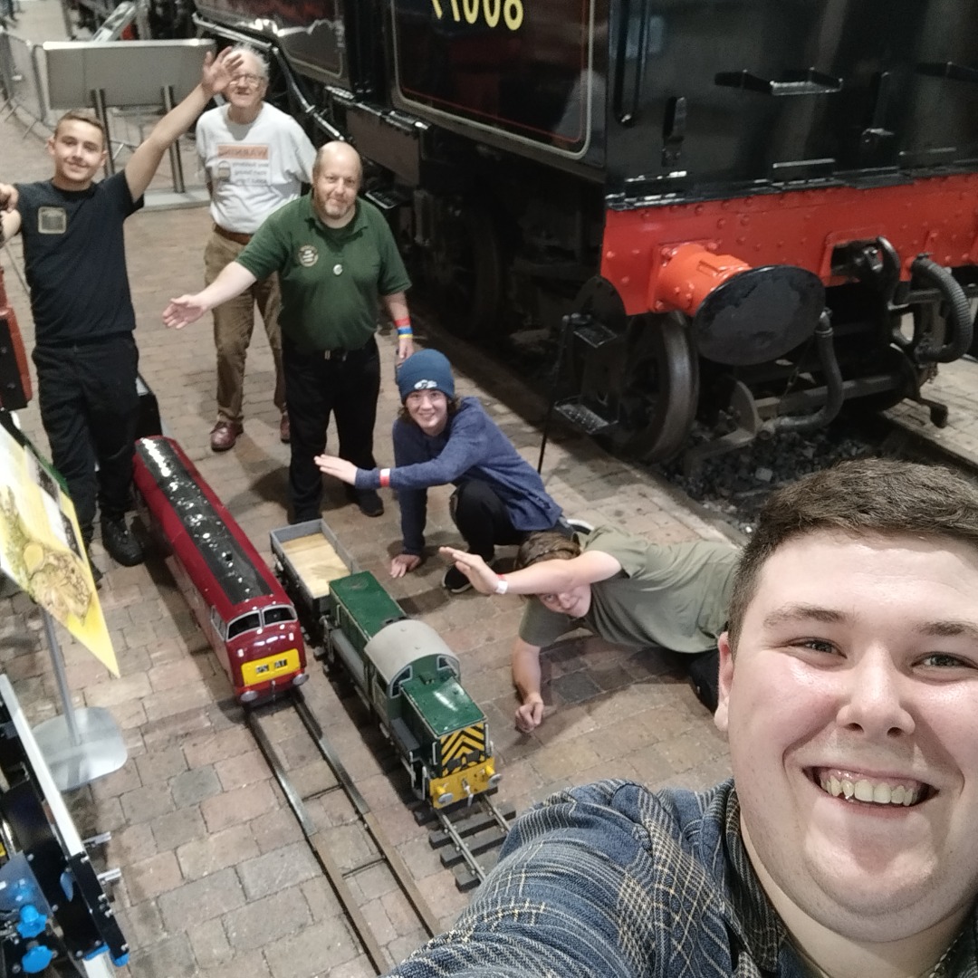 James Jenkins on Train Siding: Some pictures from a very enjoyable 5 days running the 5" gauge portable railway and my Warship at the seven valley diesel
gala. We even...