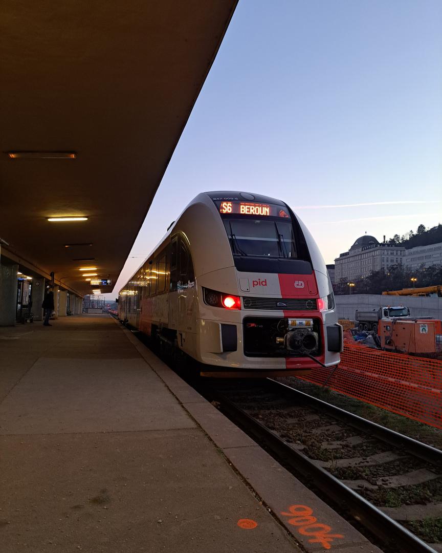 Worldoftrains on Train Siding: Cargo train heading towards praha Libeň woth a 363 'eso' while on the platform the passanger train departs to Klatovy
In to the sunset.