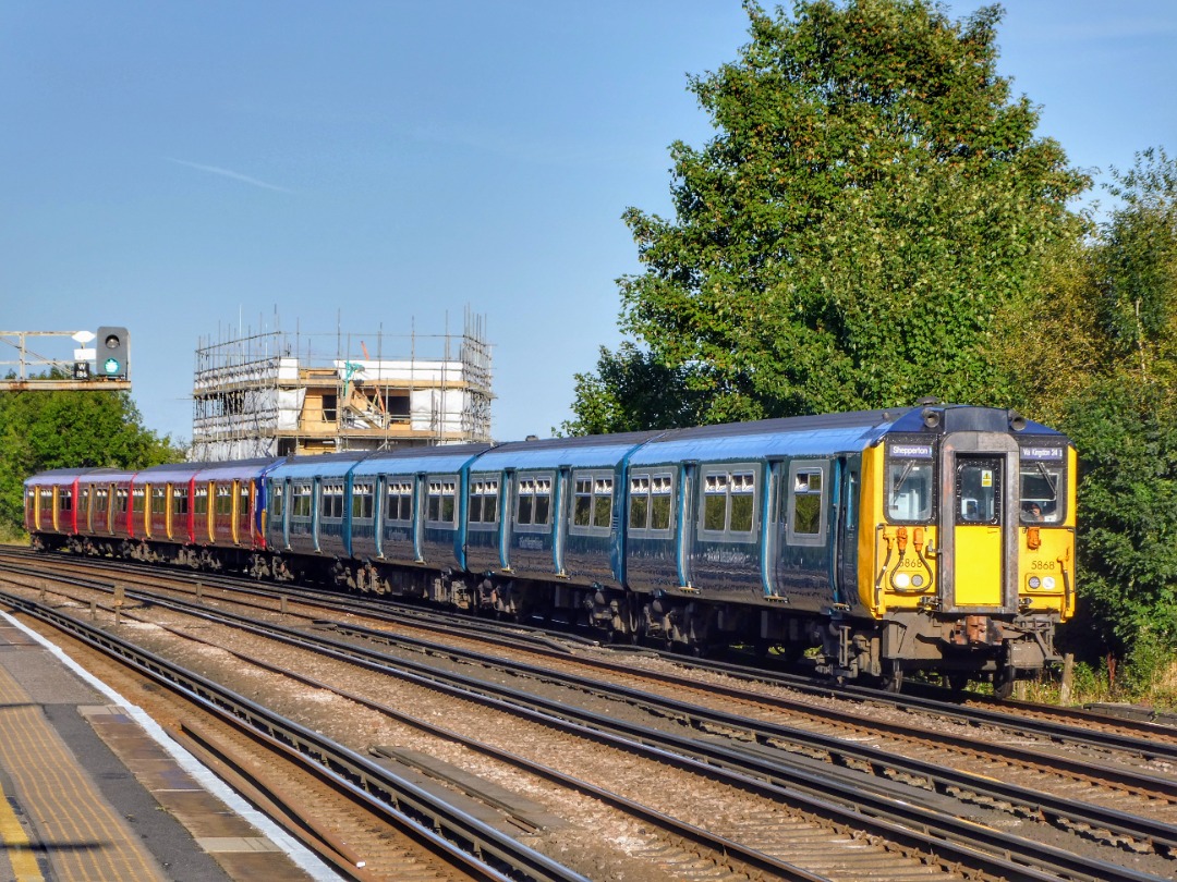 The Jamster on Train Siding: South Western Railway 455868 arriving at Raynes Park with 2H49 1712 London Waterloo to Shepperton. 16/09/24