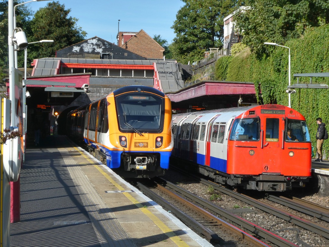 The Jamster on Train Siding: London Overground 710261 departs Kensal Green with 2D66 0945 London Euston to Watford Junction while a 1972 stock Bakerloo line
train...