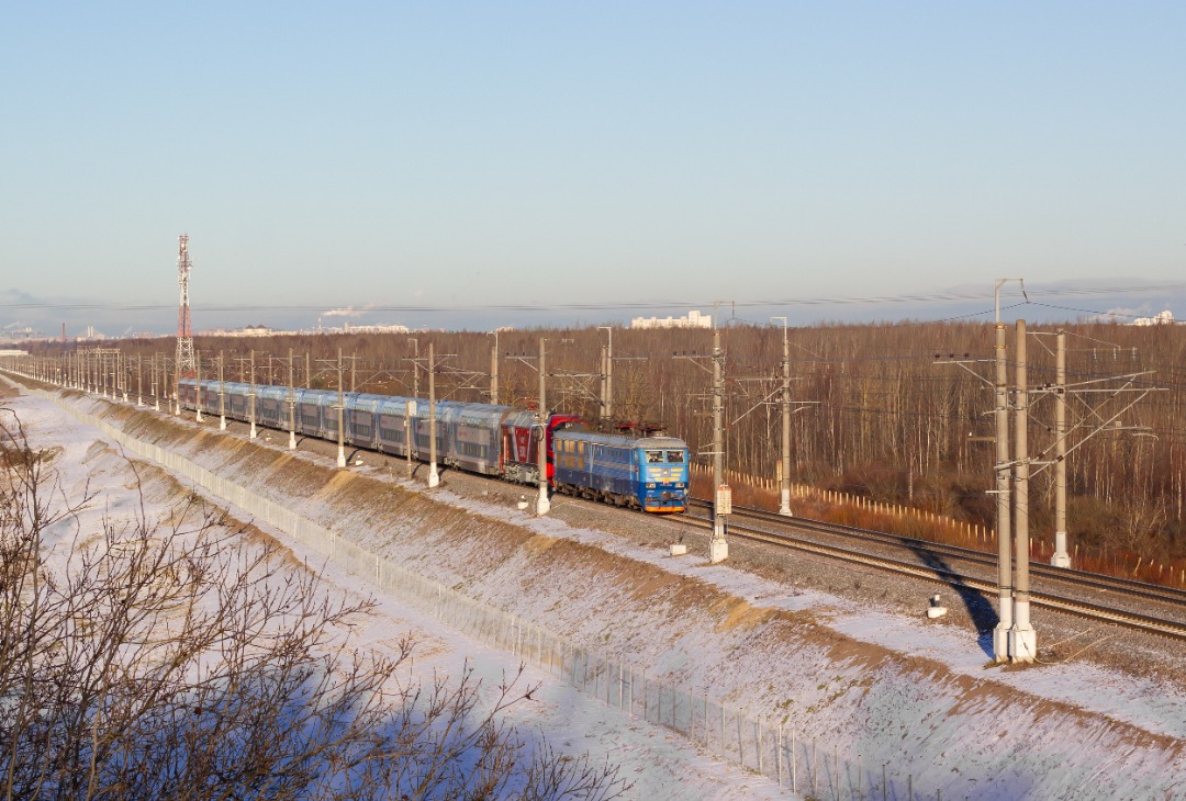 CHS200-011 on Train Siding: Revival of the legendary Aurora train in a two-room version! In the photo it is driven by electric locomotives ChS6-022 and
EP2K-500. This...