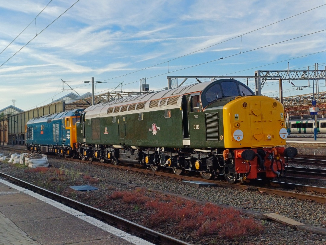 James Taylor on Train Siding: Class 40 013 and 50 050 Fearless at Crewe Station on the preston to Crewe H.S go to Channel for more at James's train's
4472...