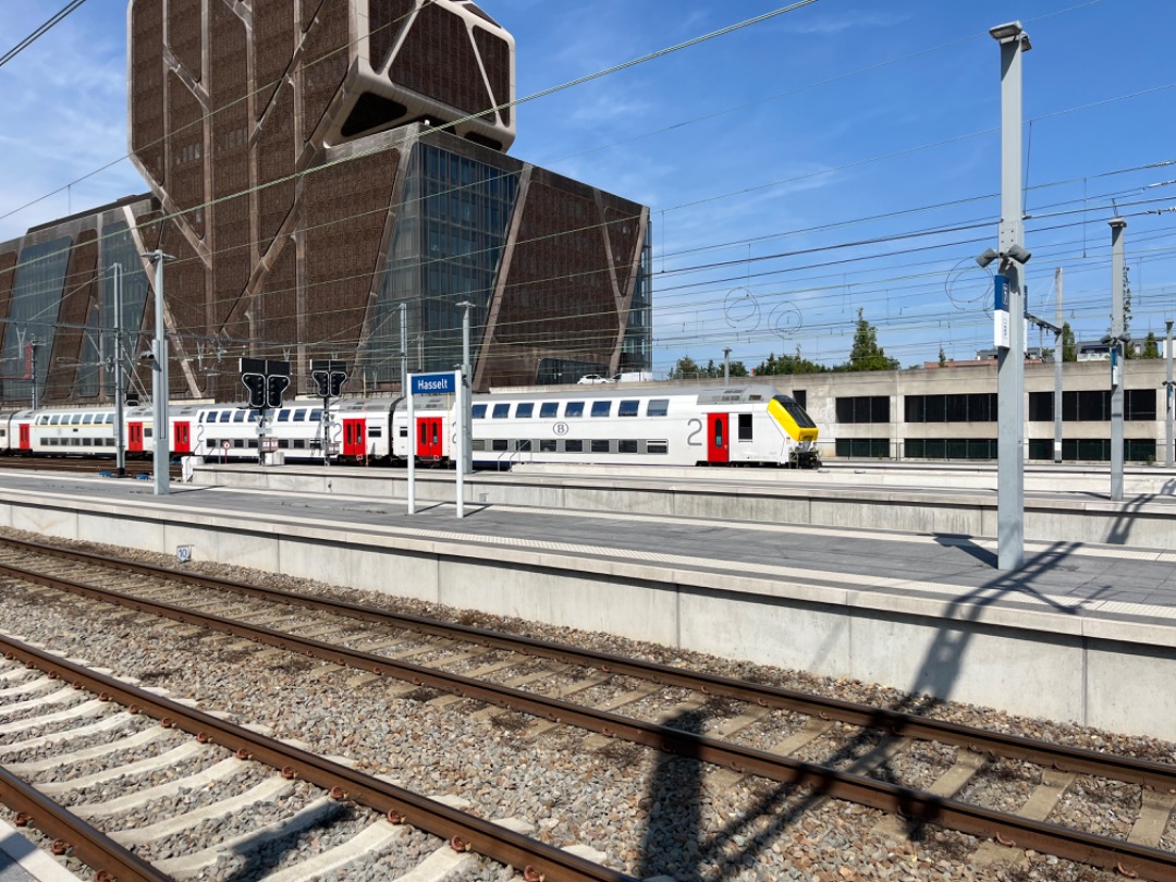 Joran on Train Siding: 2 dubbeldekkers met 2 verschillende voorkanten en een dubbeldekker met een locomotief genomen in Hasselt.