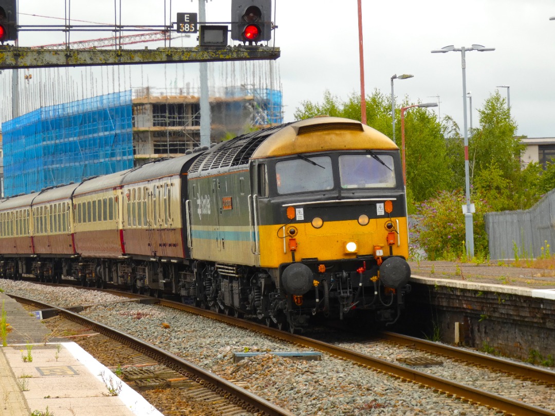 Jacobs Train Videos on Train Siding: #47712 is seen pulling into Taunton station were it detached to allow way for Sir Nigel Gresley to take over working a
railtour...