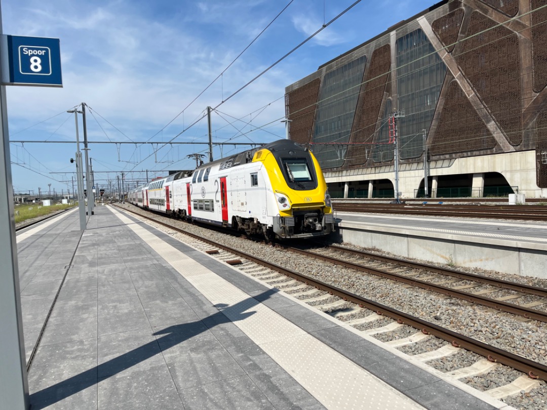 Joran on Train Siding: 2 dubbeldekkers met 2 verschillende voorkanten en een dubbeldekker met een locomotief genomen in Hasselt.