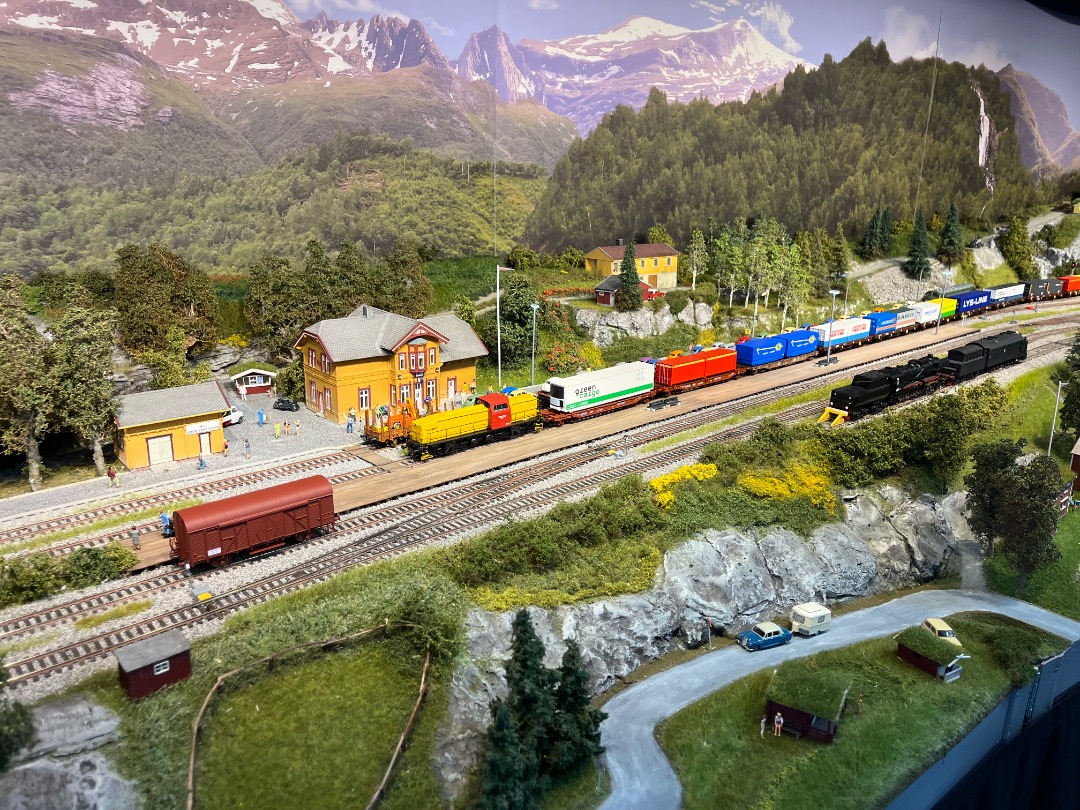 Train Siding in an online community for all railway enthusiasts, trainspotters and railway modellers from around the world.