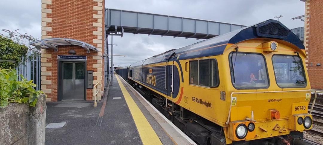 andrew1308 on Train Siding: A few pictures taken today of 66740 passing Paddock Wood with the 6Y48 Grain Foster Yeoman GBRF to Tonbridge West Yard