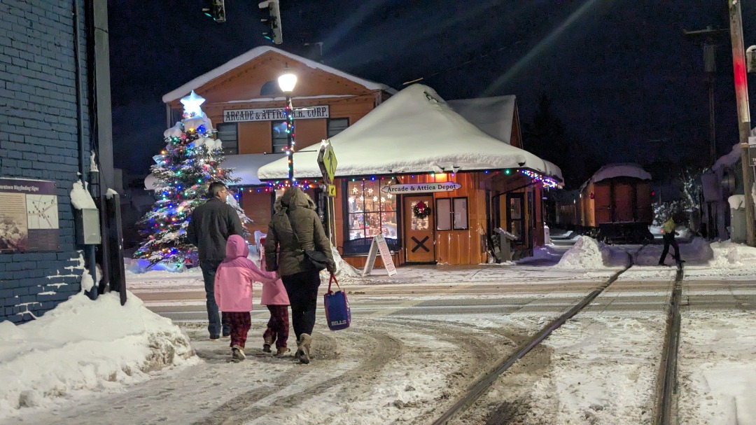 CaptnRetro on Train Siding: Here's a shot of Arcade's depot, all dressed for the season while a family makes their way across main street Arcade to
board.