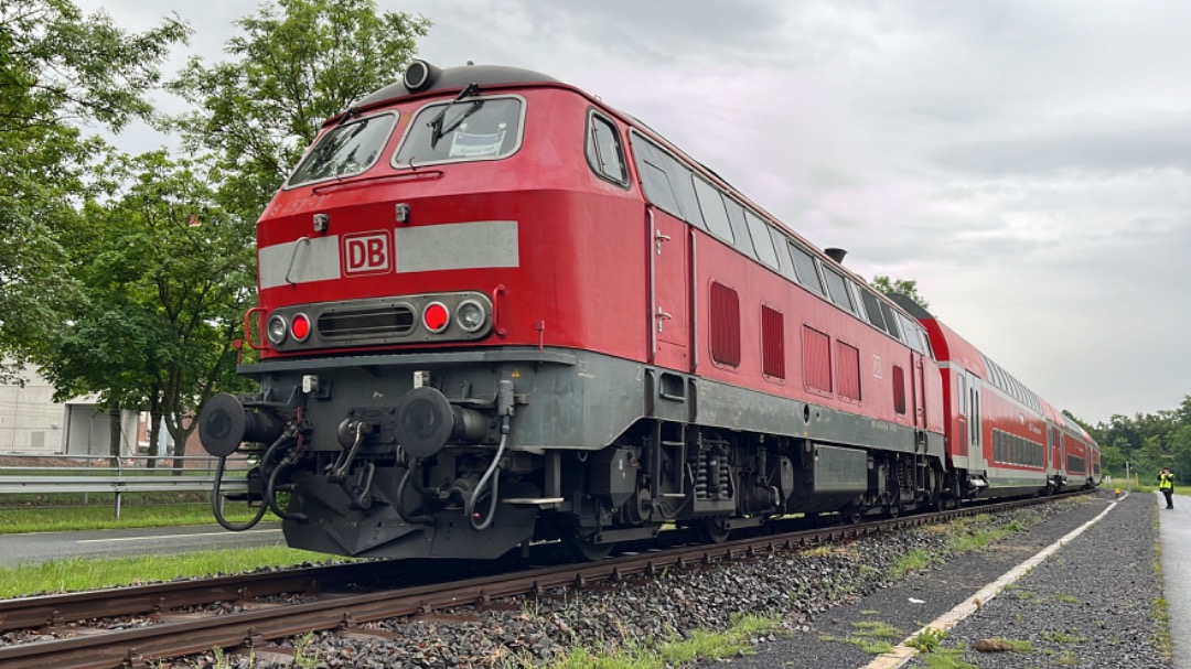 Eisenbahn Kassel und co on Train Siding: Eine Lok der Baureihe 218 mit einem Hessentagsonderzug kurz vor dem Bahnhof Fritzlar