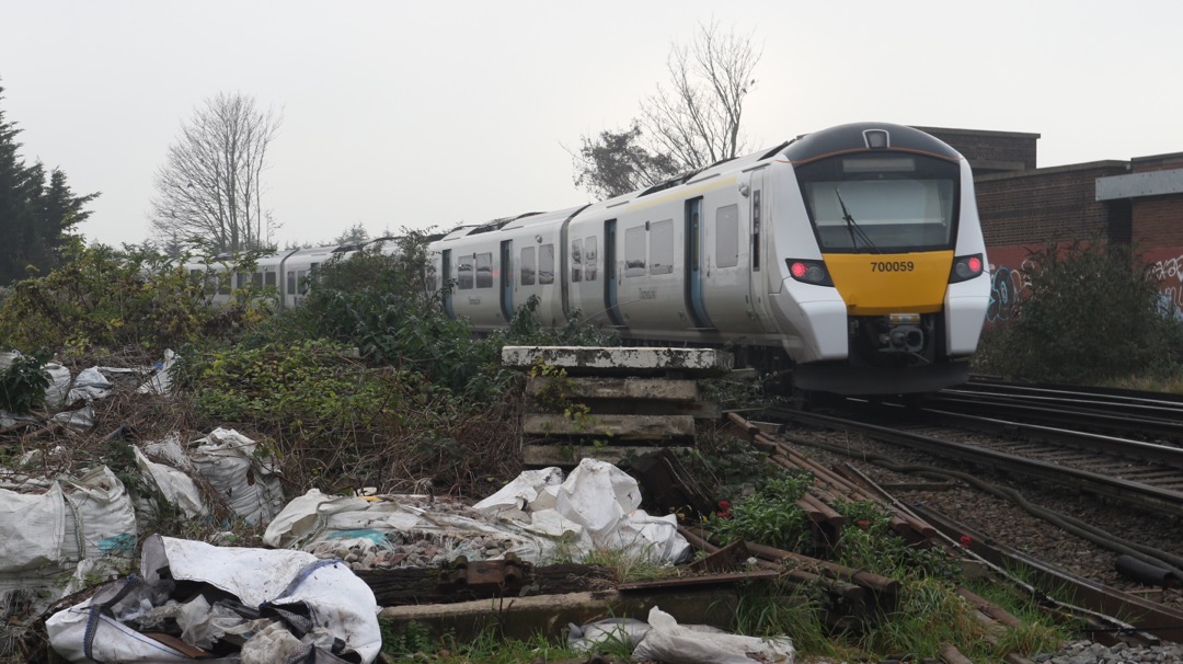 Sam B 🚝🏳️‍🌈 on Train Siding: 700059 running the 14:25 Thameslink service to Rainham (Kent) having just departed Strood station.