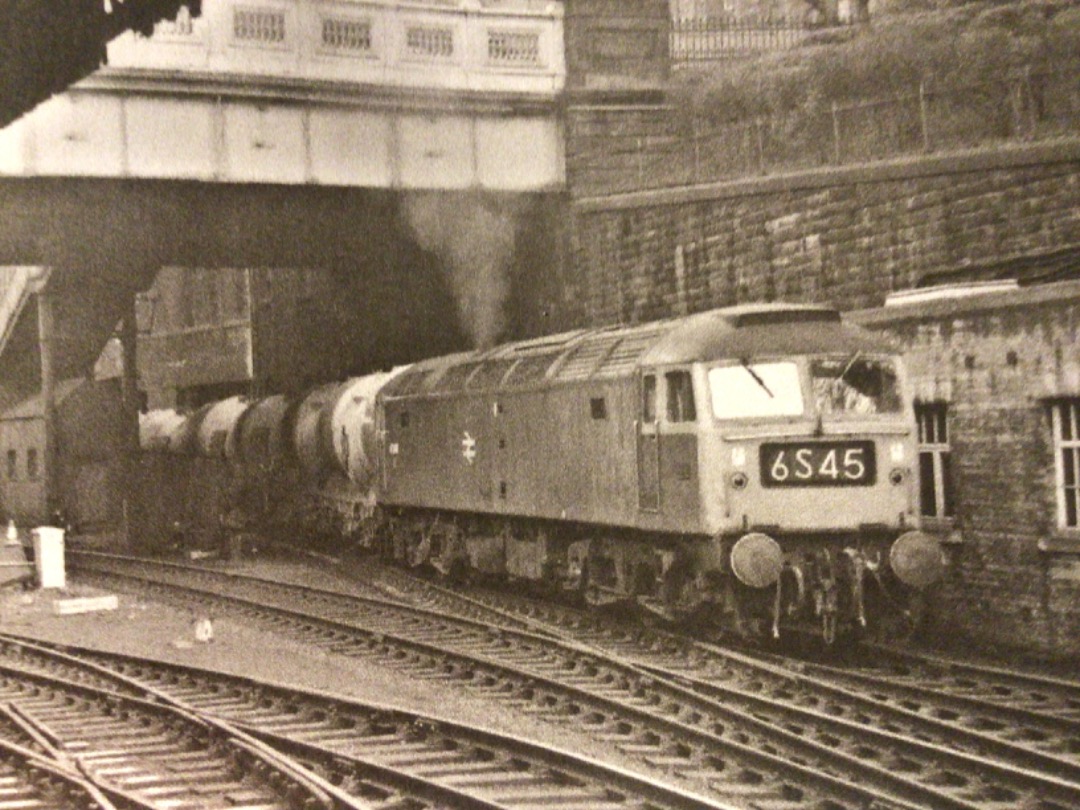 Alex Coomber on Train Siding: A Class 47. 47298 passes Edinburgh Waverley with the 12:45 PM from Northfleet Cement Works to Uddingston View Park Blue Circle
Terminal...