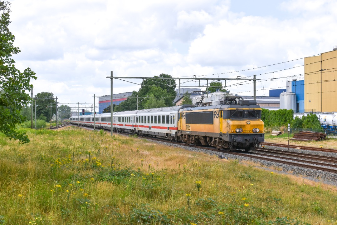 NL Rail on Train Siding: NSI 1765 komt met IC 145 langs Barneveld Aansluiting onderweg naar Berlin Ostbahnhof. Loc wissel werd in Bad Bentheim gedaan.