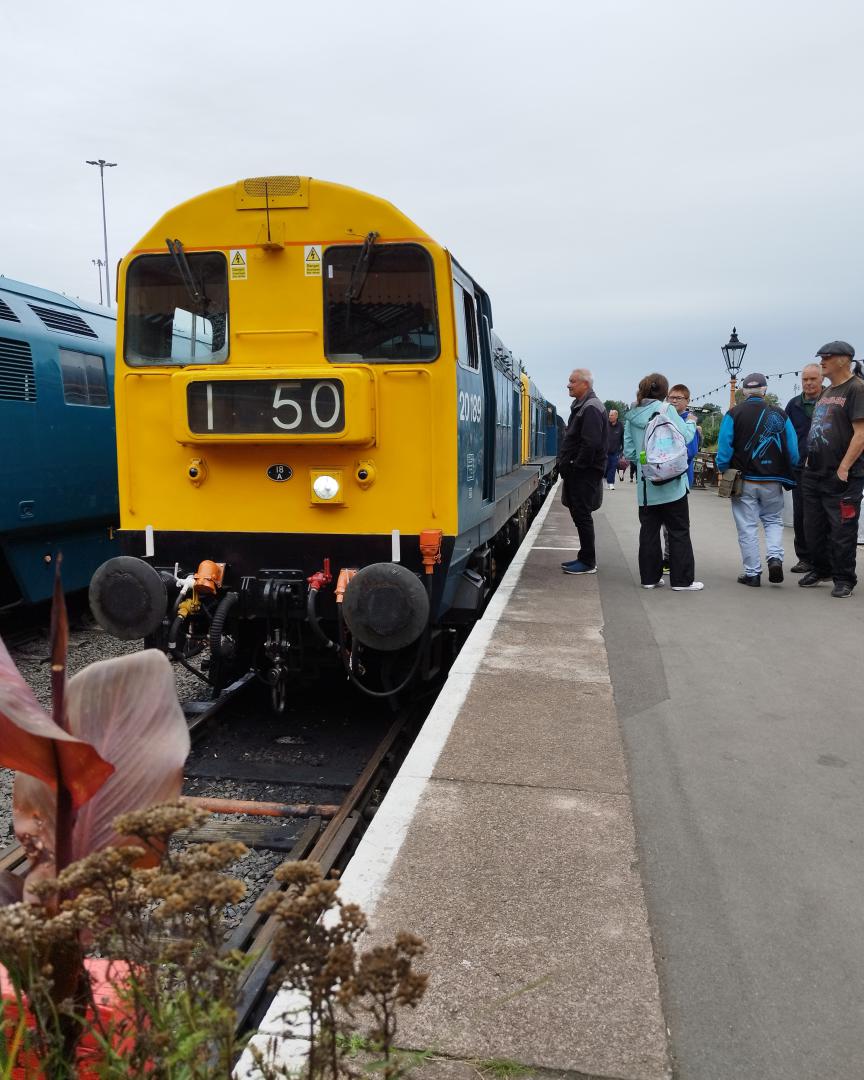 James Jenkins on Train Siding: Some pictures from a very enjoyable 5 days running the 5" gauge portable railway and my Warship at the seven valley diesel
gala. We even...