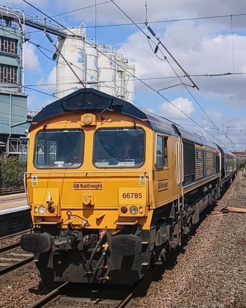 TrainGuy2008 🏴󠁧󠁢󠁷󠁬󠁳󠁿 on Train Siding: Today's been a great day in Warrington Bank Quay! Lots of freight and a good amount of tones..
my only issue...