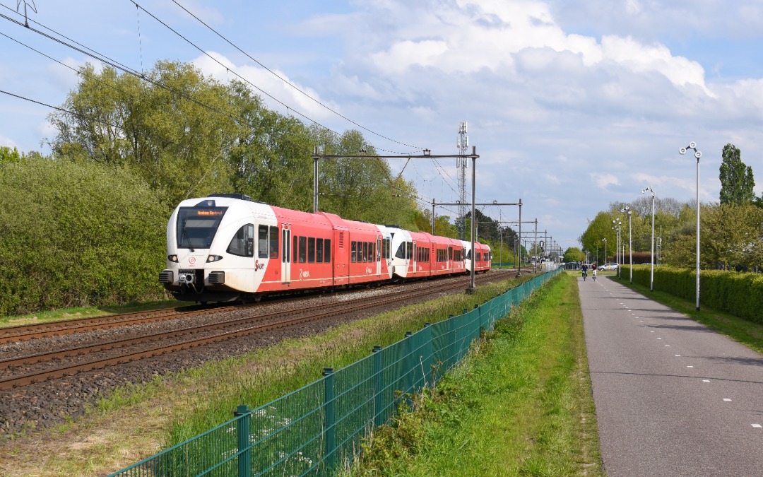 NL Rail on Train Siding: Op Koningsdag is er altijd een groot evenement in Arnhem waar veel bezoekers naar toe gaan. Arriva pakt dan uit met extra en langere
treinen...