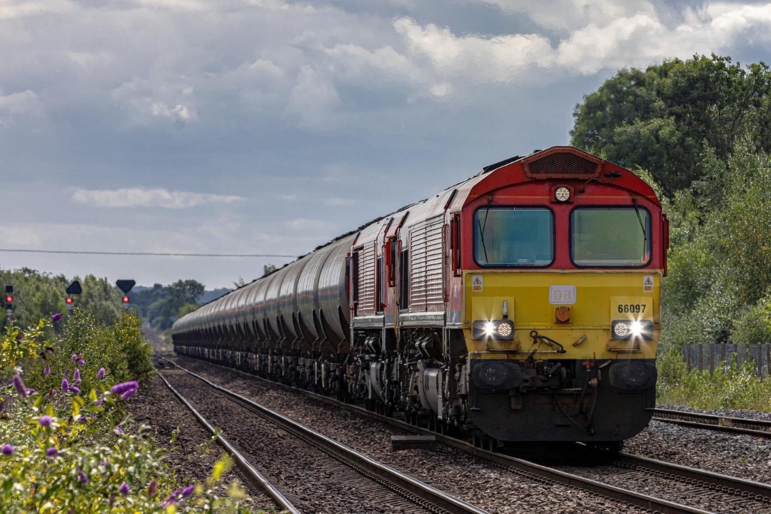 Inter City Railway Society on Train Siding: 66097 & 66181 approaching Barnetby with 6E54 1111 Kingsbury Oil Sdgs to Humber Oil Refinery.