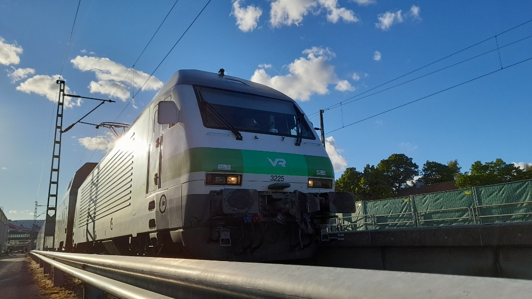 Grasshopper Without Grass on Train Siding: Probably won't have too much to post until I get back to Sweden, but here's an Sr2 from Turun Satama