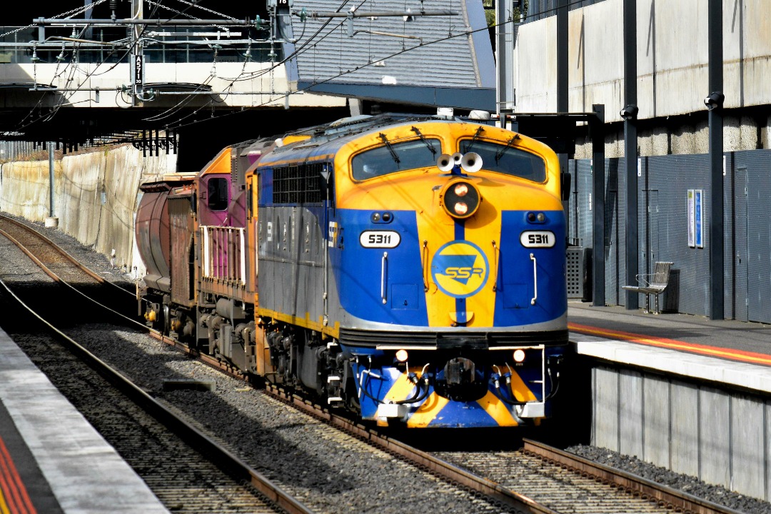 Shawn Stutsel on Train Siding: SSR's S311 leads former V/Lines N463 and 2 grain hoppers through Ginifer, Melbourne as 9083, wagon transfer bound for North
Bendigo.