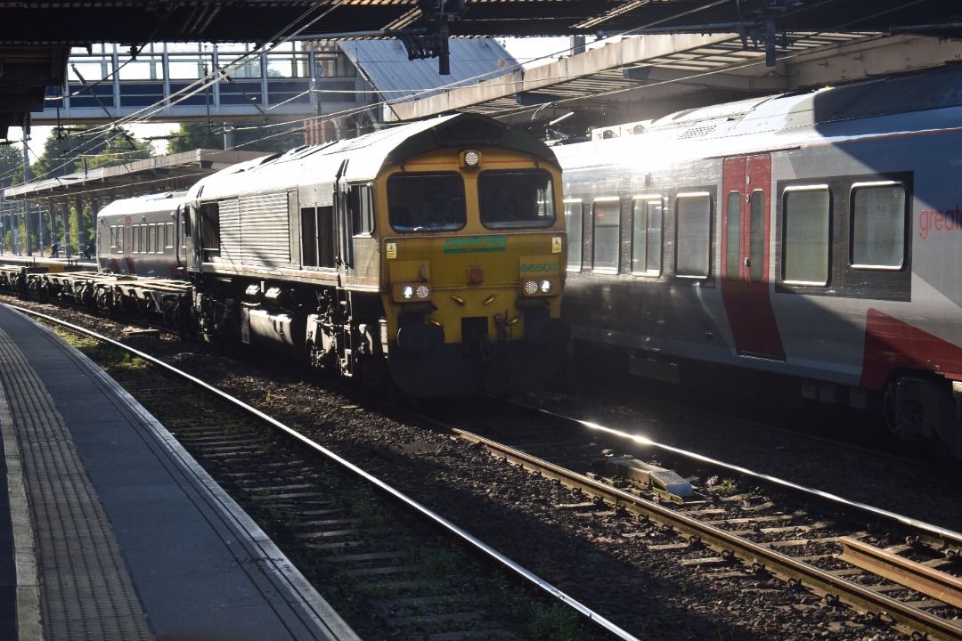 Hardley Distant on Train Siding: CURRENT 66505 passes through Ipswich Station today with the 4M92 18:14 Felixstowe North Freightliner Terminal to Lawley
Street...