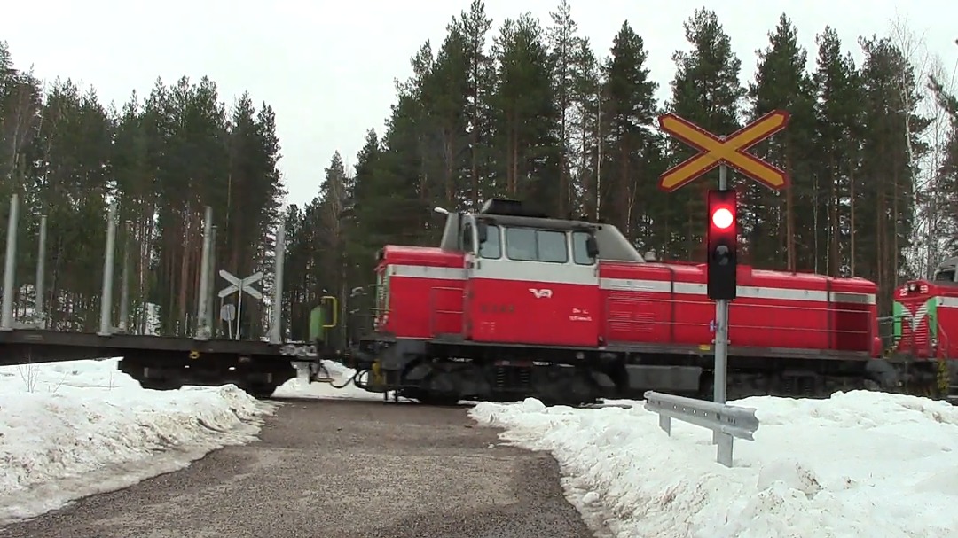 Trains & level crossings from Finland on Train Siding: Freight train T 2858 passes Kalliojärvenkatu level crossing in Heinola, Finland 28.3.2021