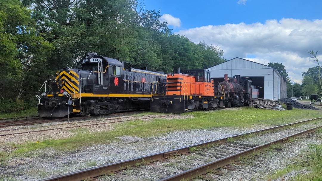 CaptnRetro on Train Siding: "Family photo" and a shot of the two #alco locomotives side by side. Current active roster of the Arcade & Attica,
based out of Arcade, NY...