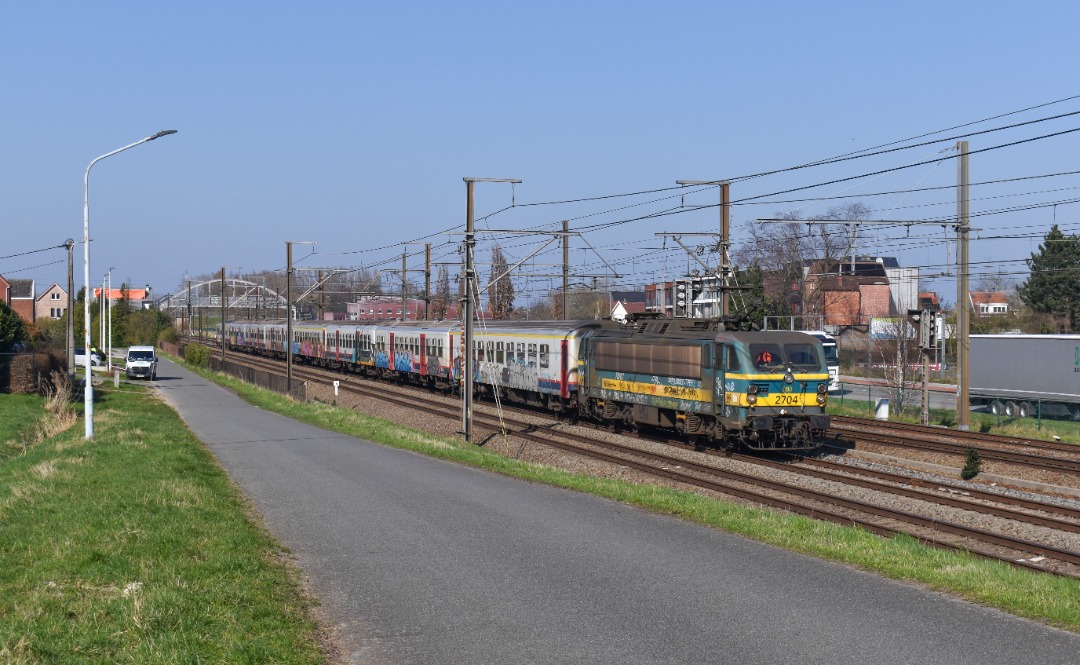 NL Rail on Train Siding: NMBS HLE 2704 komt met een stam M4 rijtuigen langs de Waarloossteenweg in Duffel gereden als IC 3135 naar Mechelen en Brussel-Zuid.