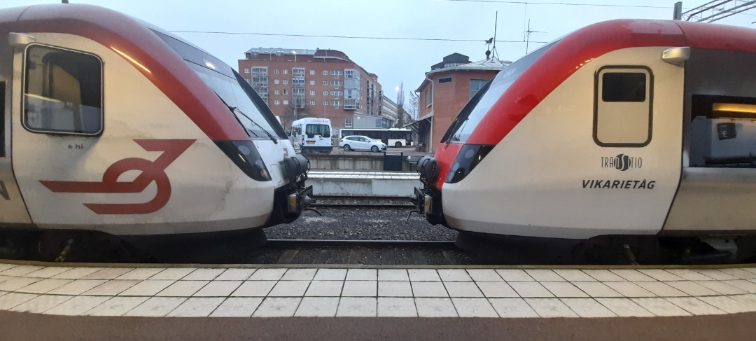 Grasshopper Without Grass on Train Siding: Somehow, I managed to see 3 Regina trains at Ludvika in just over 10 minutes, and 2 of them were coupled!