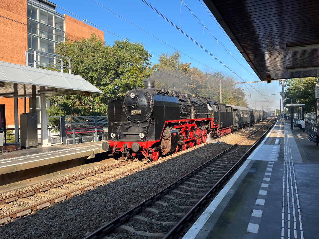 Joran on Train Siding: Een stoomtrein met locomotief 50 307 van de Veluwsche Stoomtrein Maatschappij ( VSM ) genomen in Capelle Schollevaar.