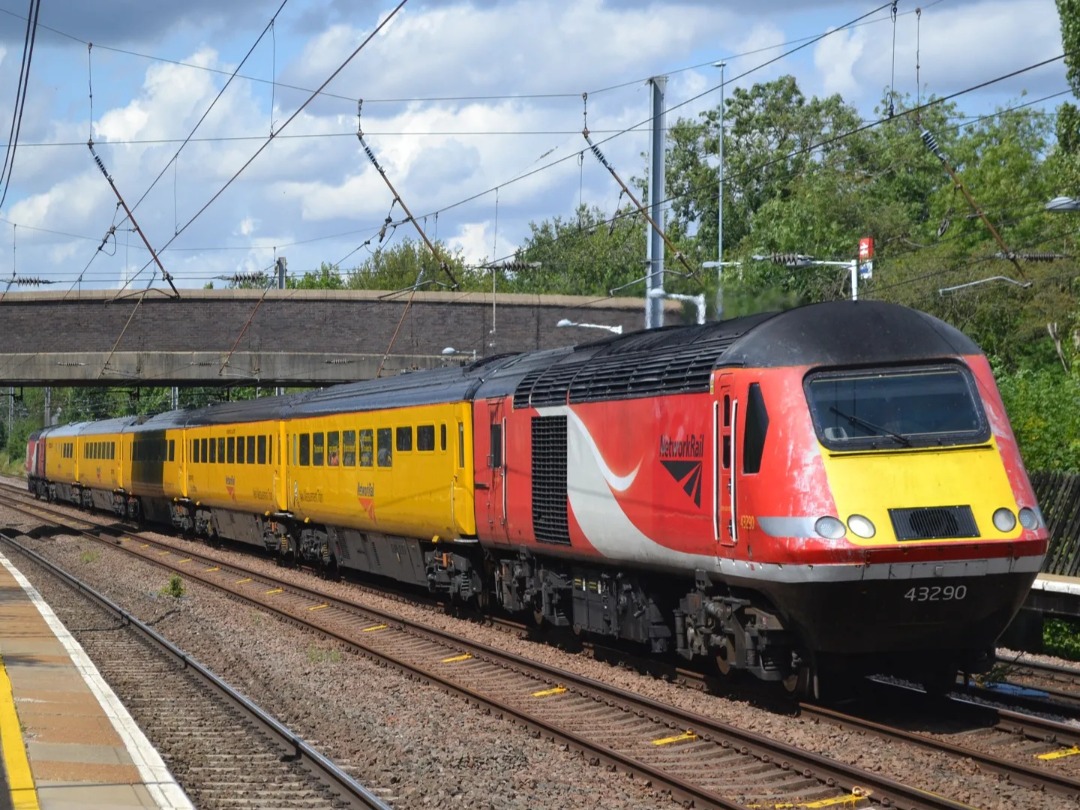 class43tom on Train Siding: 43290 leads 43299 through Welham Green working the 1Q06 from Darlington Up S.S. to London King's Cross.